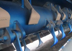 Broyeur forestier avec rouleau auto-nettoyant