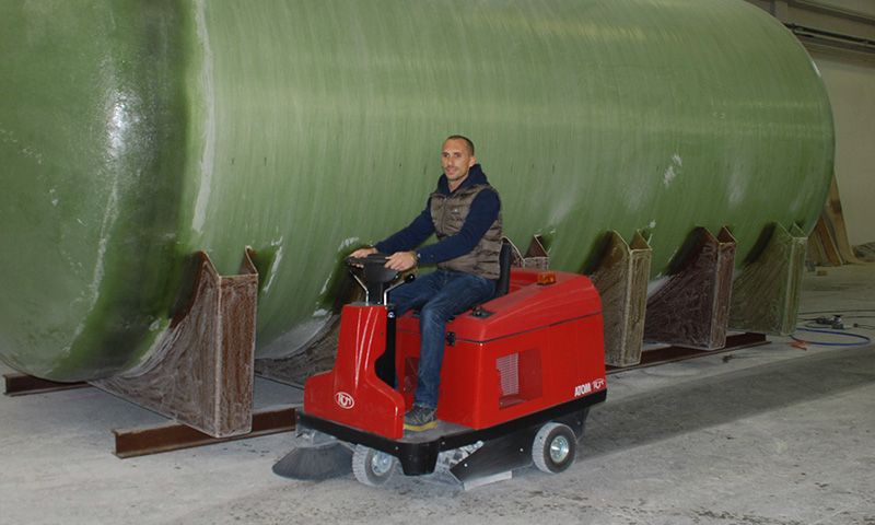 Atom Plus - Balayeuse de voirie compacte RCM avec bac de 95 litres et déchargement hydraulique_3