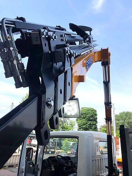 Grue industrielle avec déport maximisé et angle d'élévation optimal