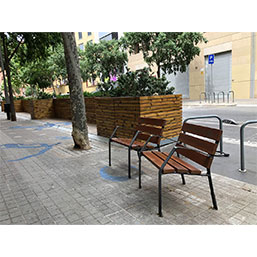Banc public et fauteuil - assise et dossier en bois tropical verni - 6 lames - piétement en fonte - TOURNESOL_3