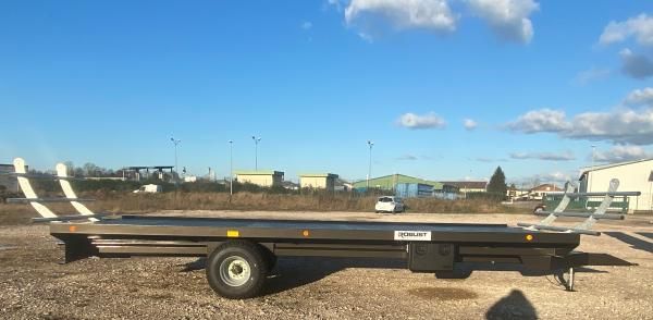 Plateau fourrager avec flèche renforcée et béquille mécanique