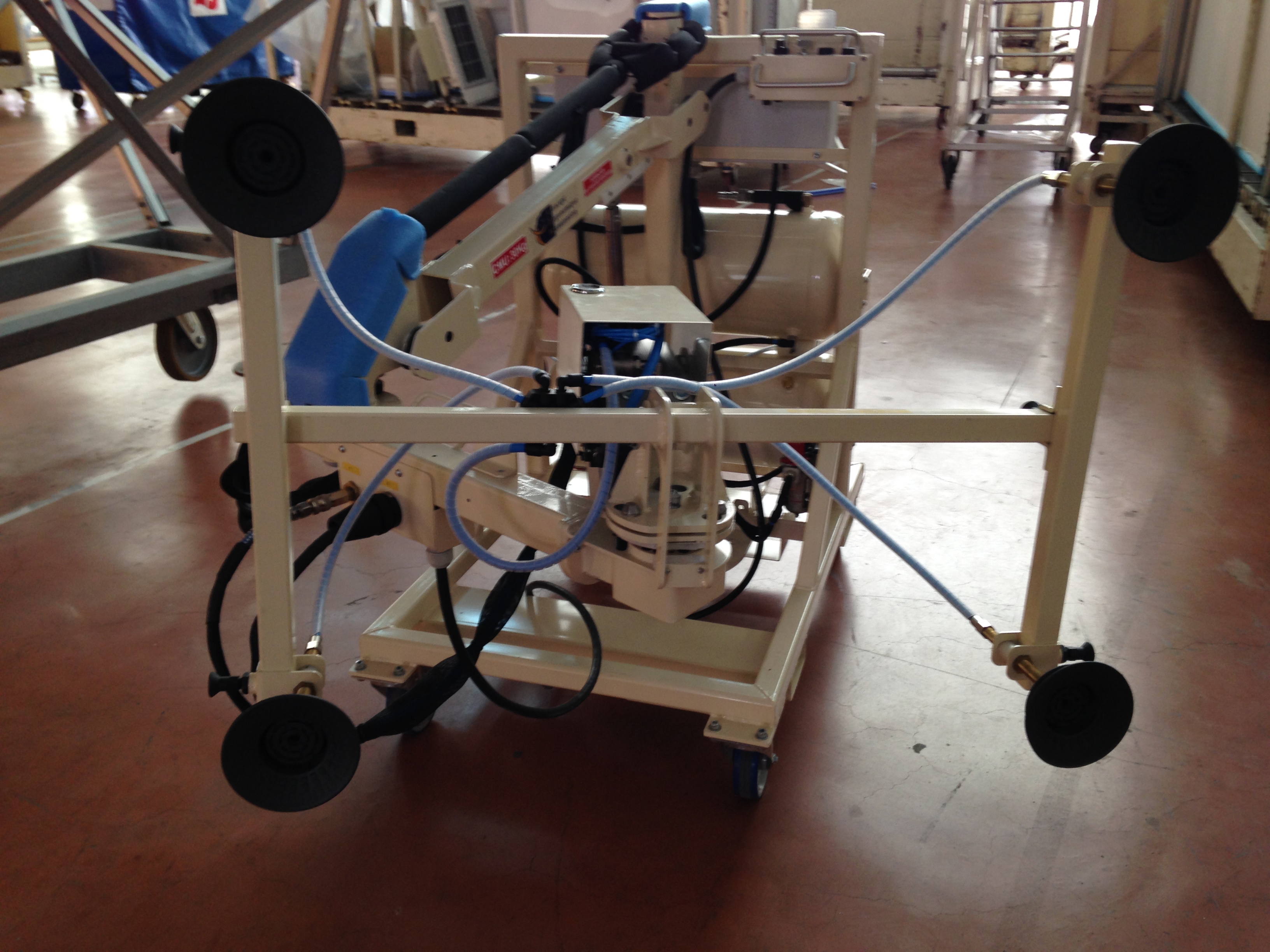 Bras manipulateur à equilibrage pneumatique sur chariot autonome_3