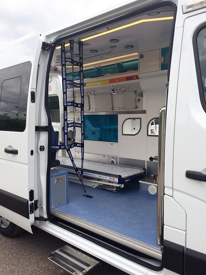 Ambulance Renault Master avec marche pied latéral électrique