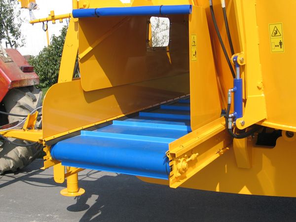 Mélangeuse verticale avec boîtier double vitesses et pesage programmable