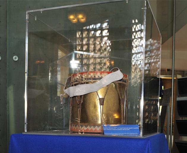 Vitrine cloche sur socle en plexiglas_3