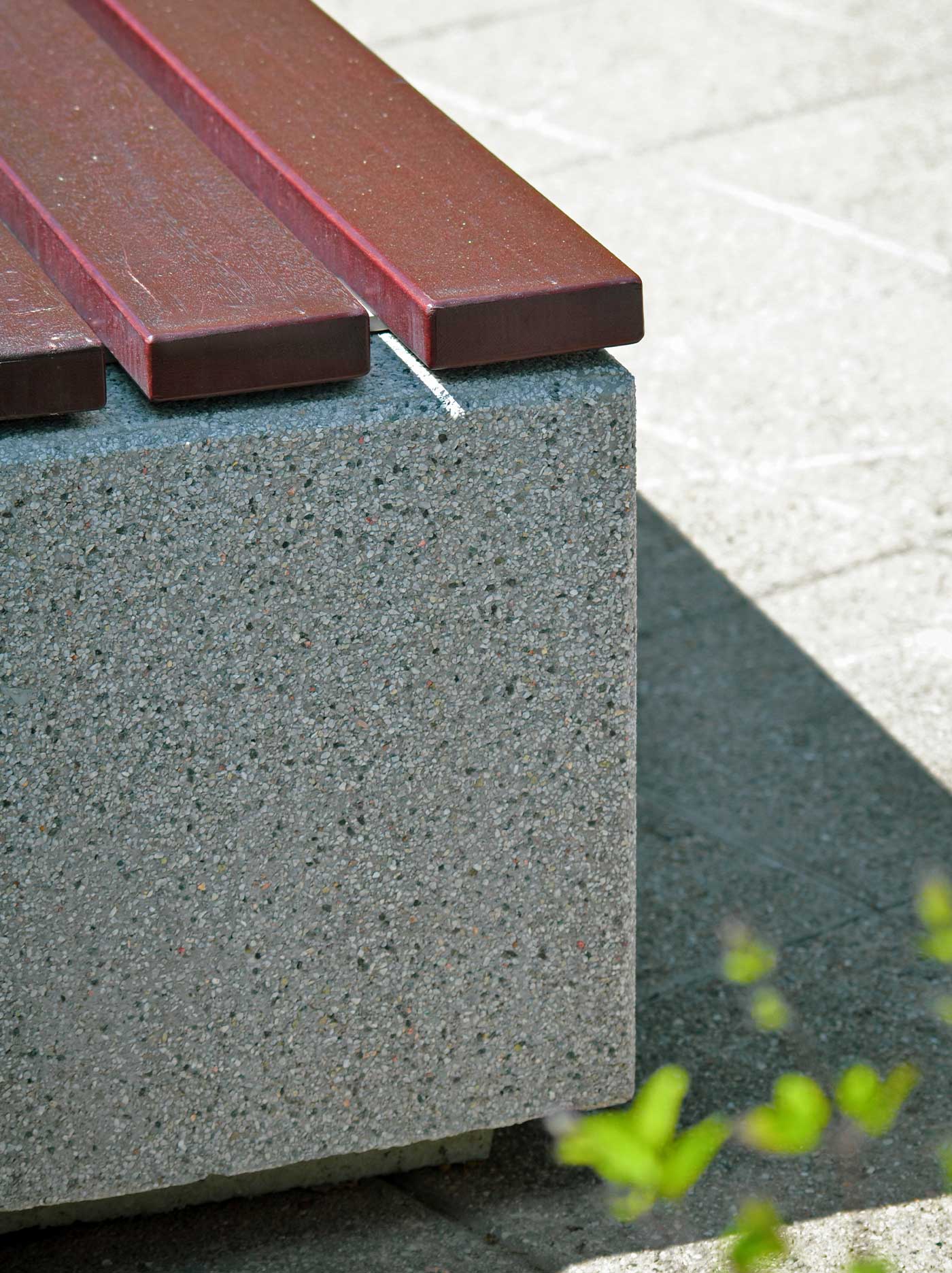 Banc public Kube Mad UM372LM - béton gris granite et lattes en bois tropical_3