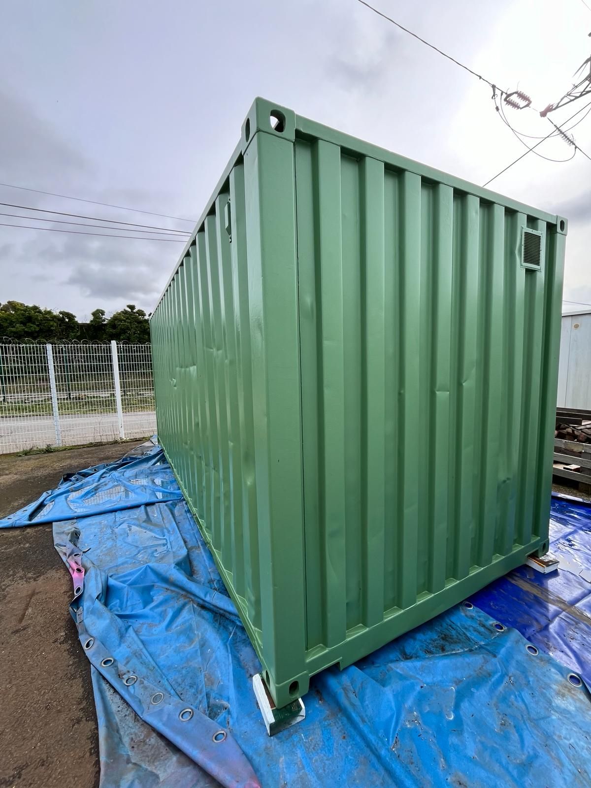 Container 20 pieds stockage avec rideau alu isolé en façade_4