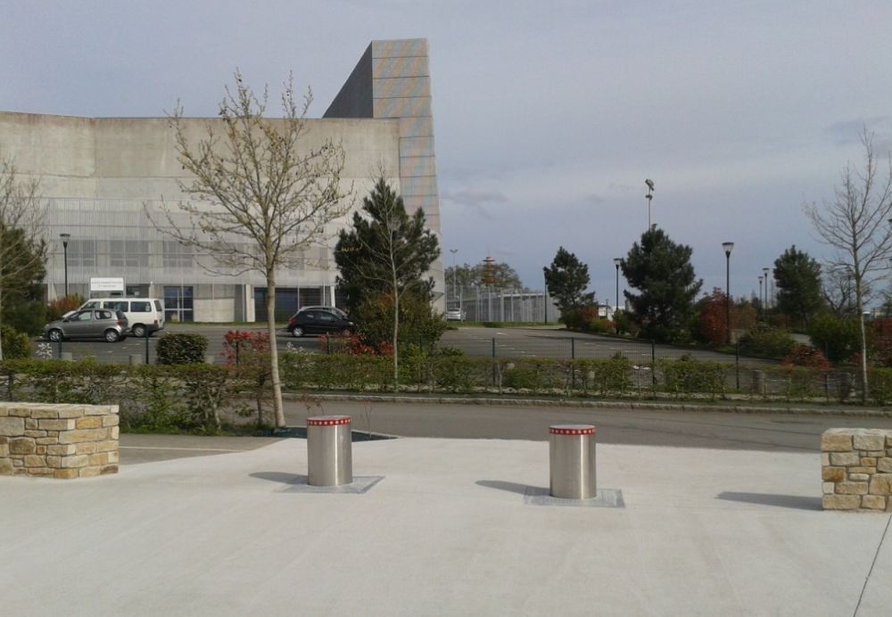 Dispositif esthétique de restriction de passage et dissuasion de véhicules