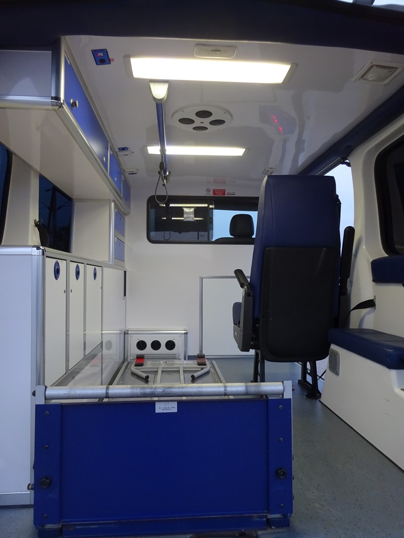 Intérieur de l'ambulance Renault Trafic type A1 d'occasion