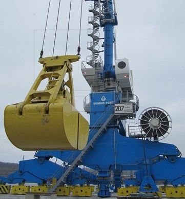 Grue portuaire LPS 280 - Liebherr - capacité de levage max 84t - portée max 40m_3