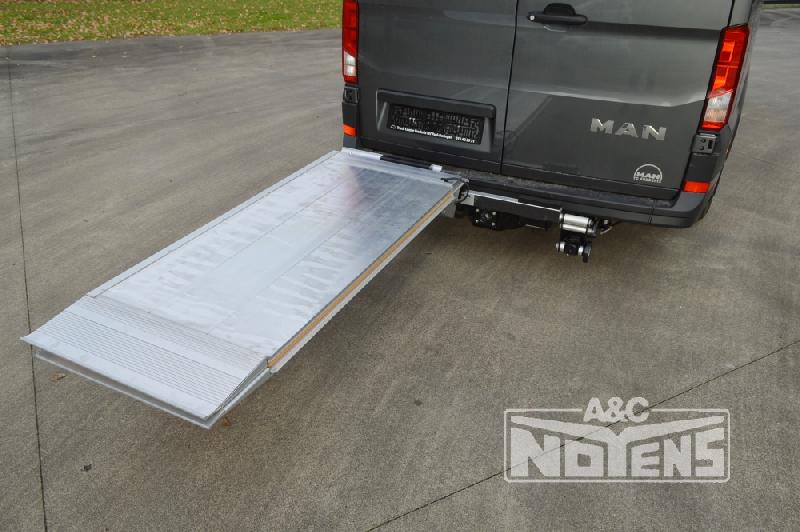 Systèmes d'ancrage intégrés dans les planchers et murs de camionnettes