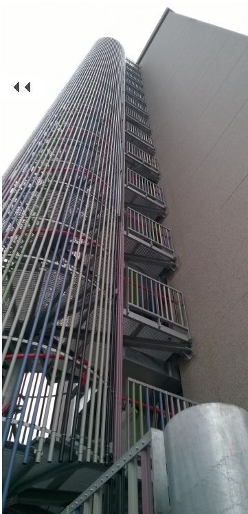 Escalier hélicoïdal sécurisé avec barre antipanique en option