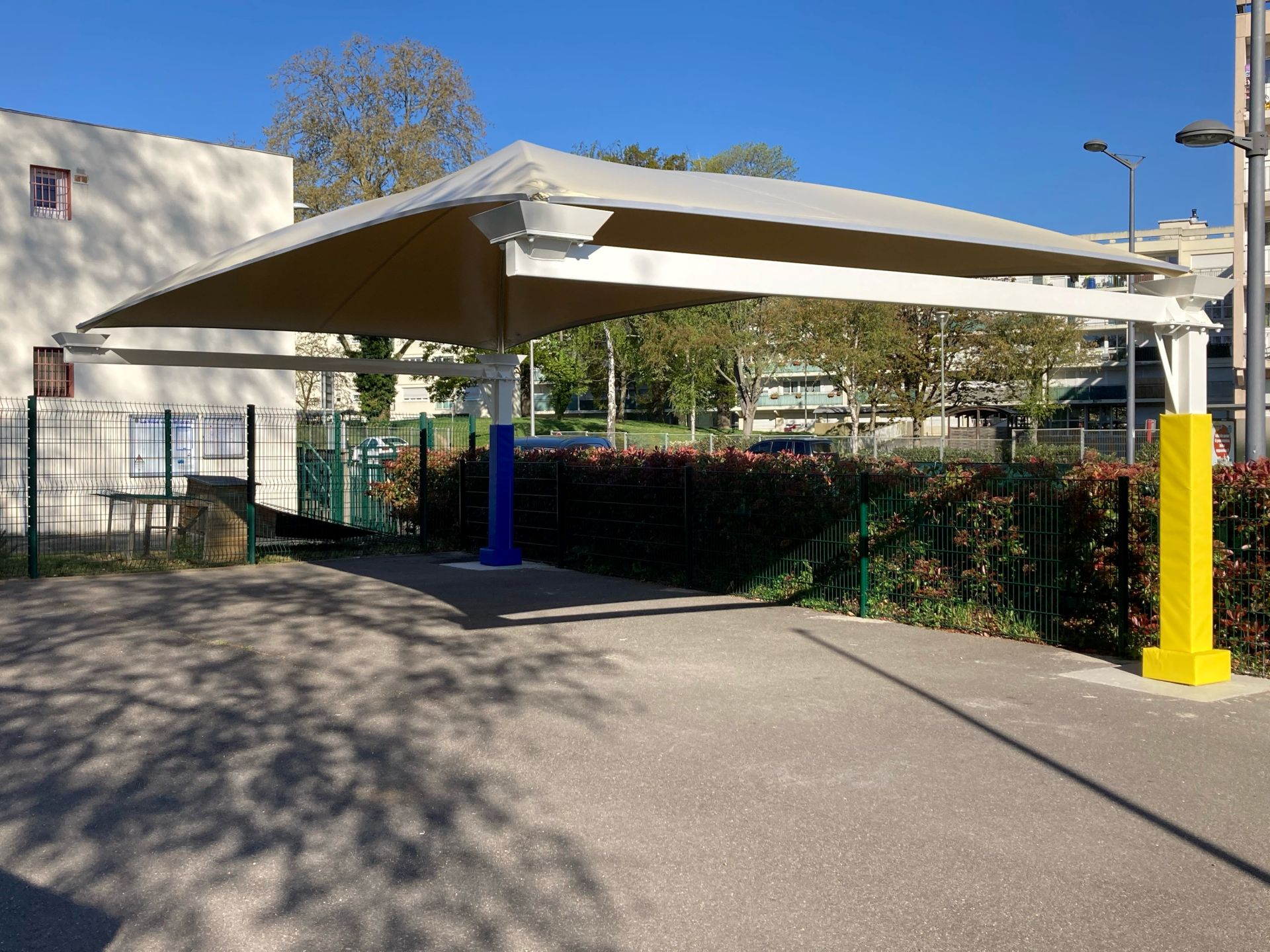 Préau en structure métallique à 2 poteaux déportés - KOMAN Groupe_3