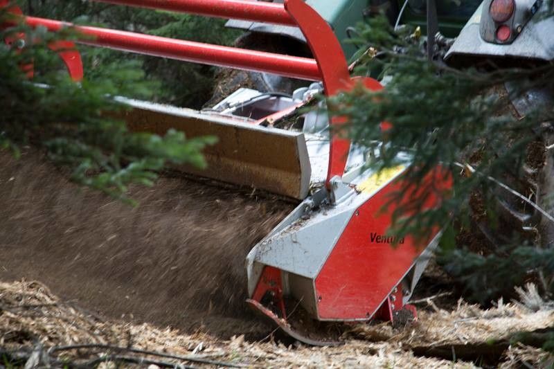 Broyeur forestier avec transmission double par courroies