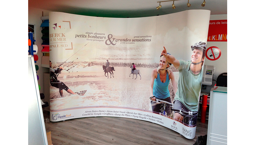 Aménagement de stand - Conception personnalisée avec matériaux de qualité et mise en place professionnelle_3