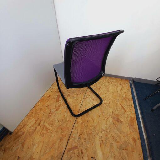 Chaise visiteur Eastside Steelcase d'occasion - structure métallique en forme de patin - dossier rembourré en résille_3