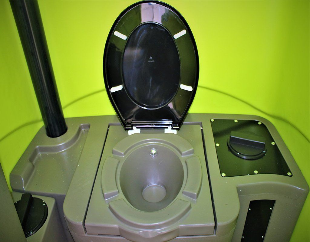 Cabine wc chimique équipée d’un lave-mains activé par pompe à pied