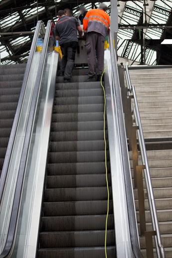 Machine de nettoyage des escaliers roulants compatible avec plusieurs marques d'escalators