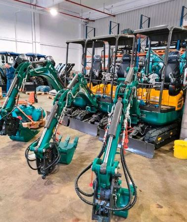 Mini pelle équipée de 3 lignes auxiliaires hydrauliques