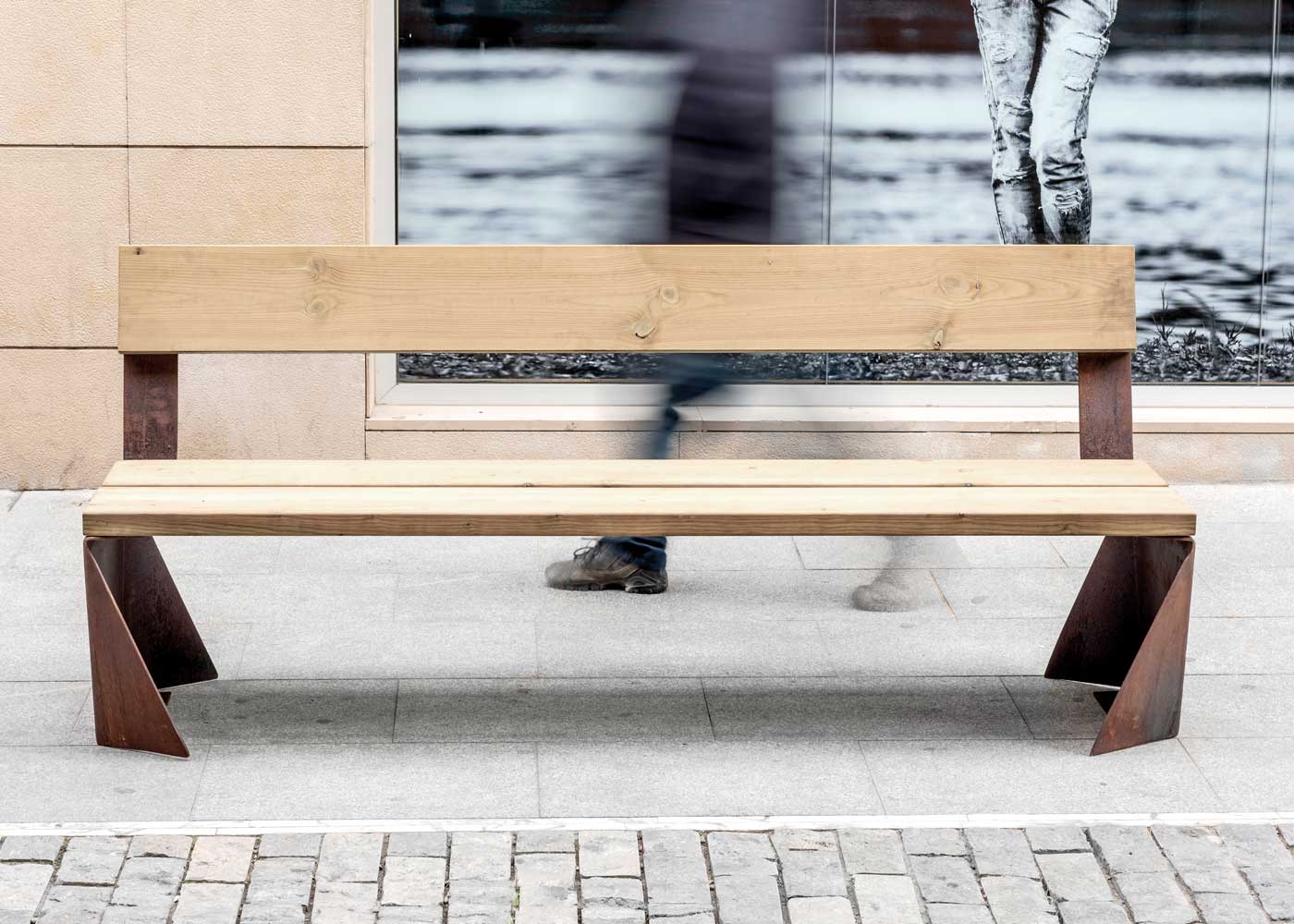 Banc public Lao UM351 - bois de pin traité, piètement en acier galvanisé, finition corten_3