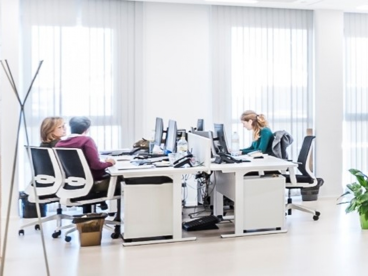 Bureau open space administratif contemporain - LOG IN - design adaptable et finitions variées_3