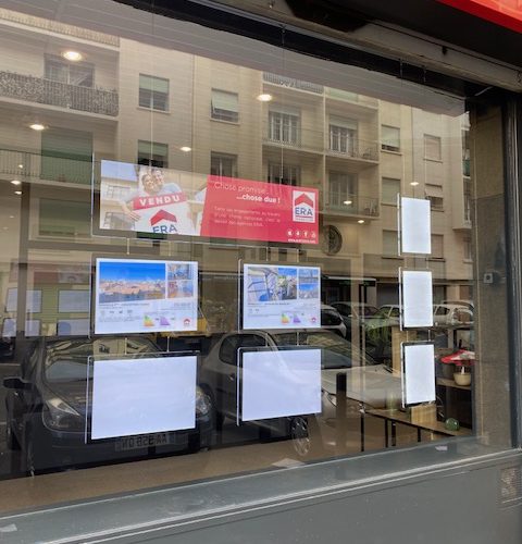 Porte-affiches personnalisables et durables - Matériaux résistants et adaptés à tous les budgets_3