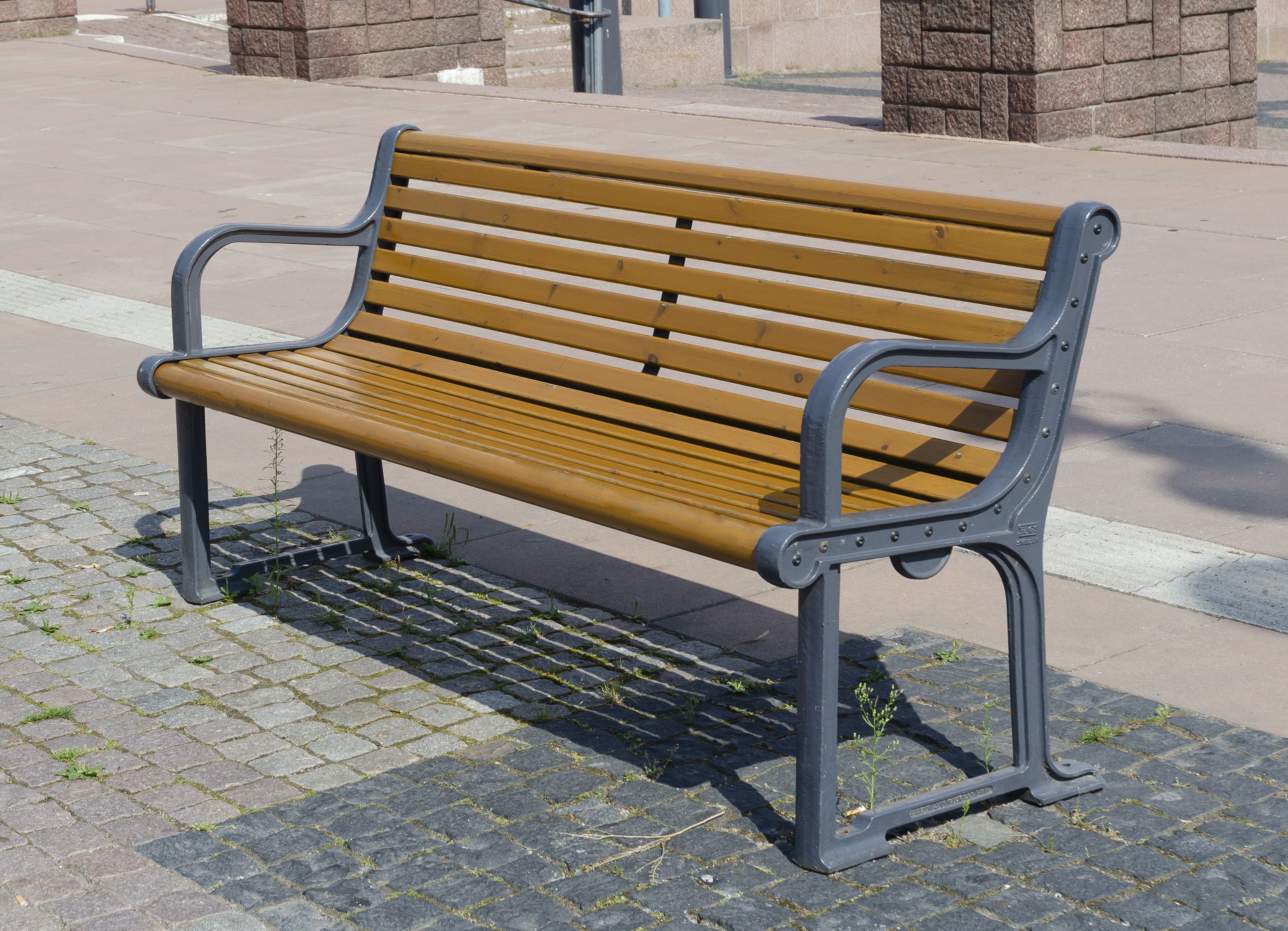 Banc public Gripsholm réf 8037041 - Hags - brun/noir, 1900 mm de long_3