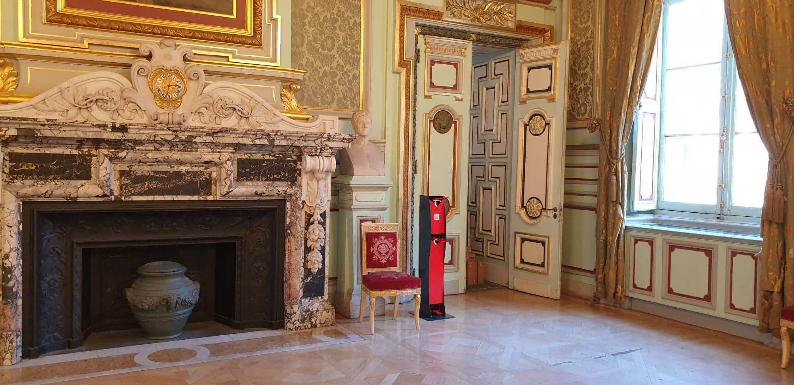 Borne press’n clean pour pmr - actiwork - possède une double commande au coude (haccp) et à pédale_3