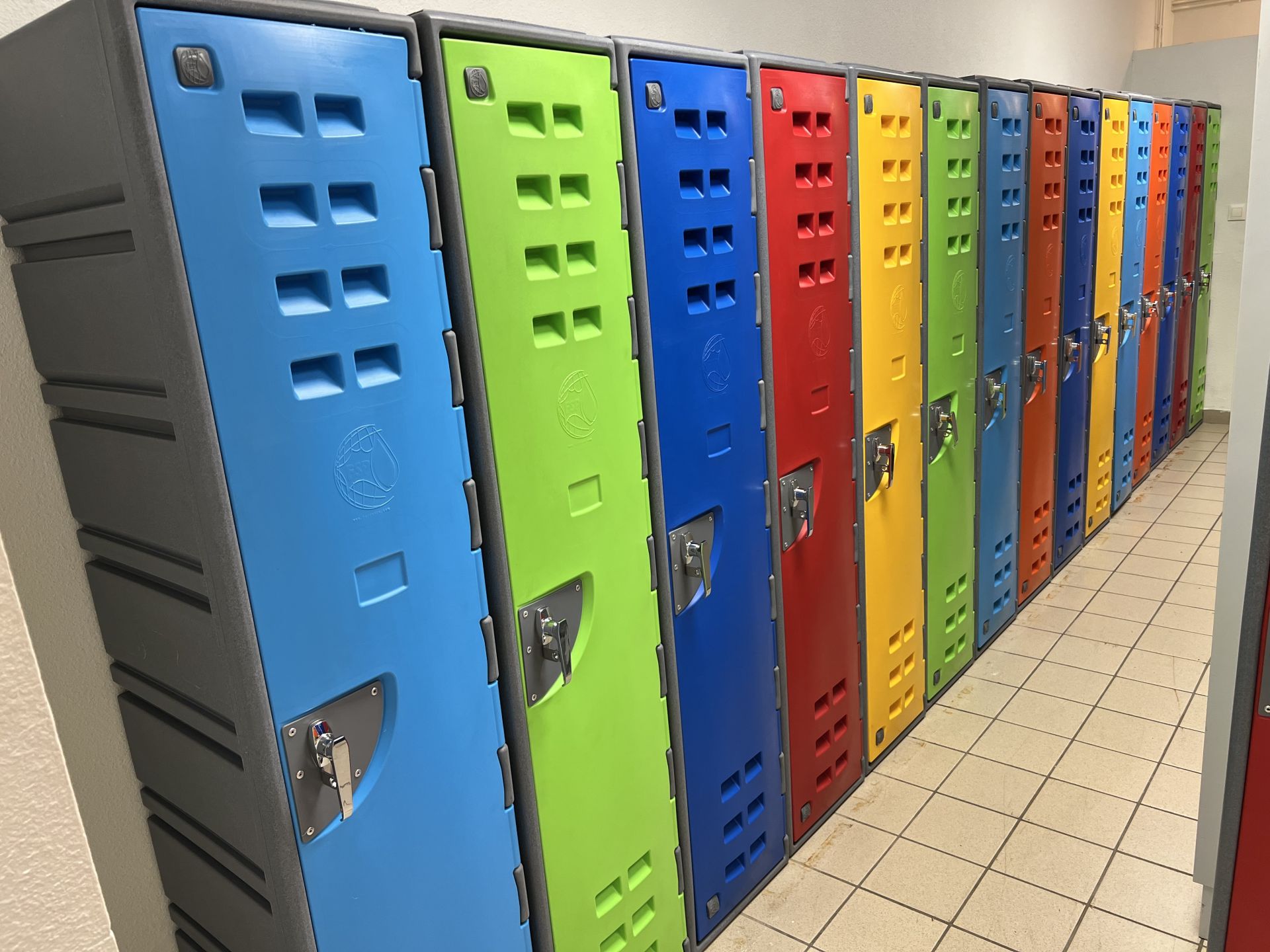Casiers FSP - Vestiaires en polyéthylène alimentaire, inoxydables et résistants aux UV_3
