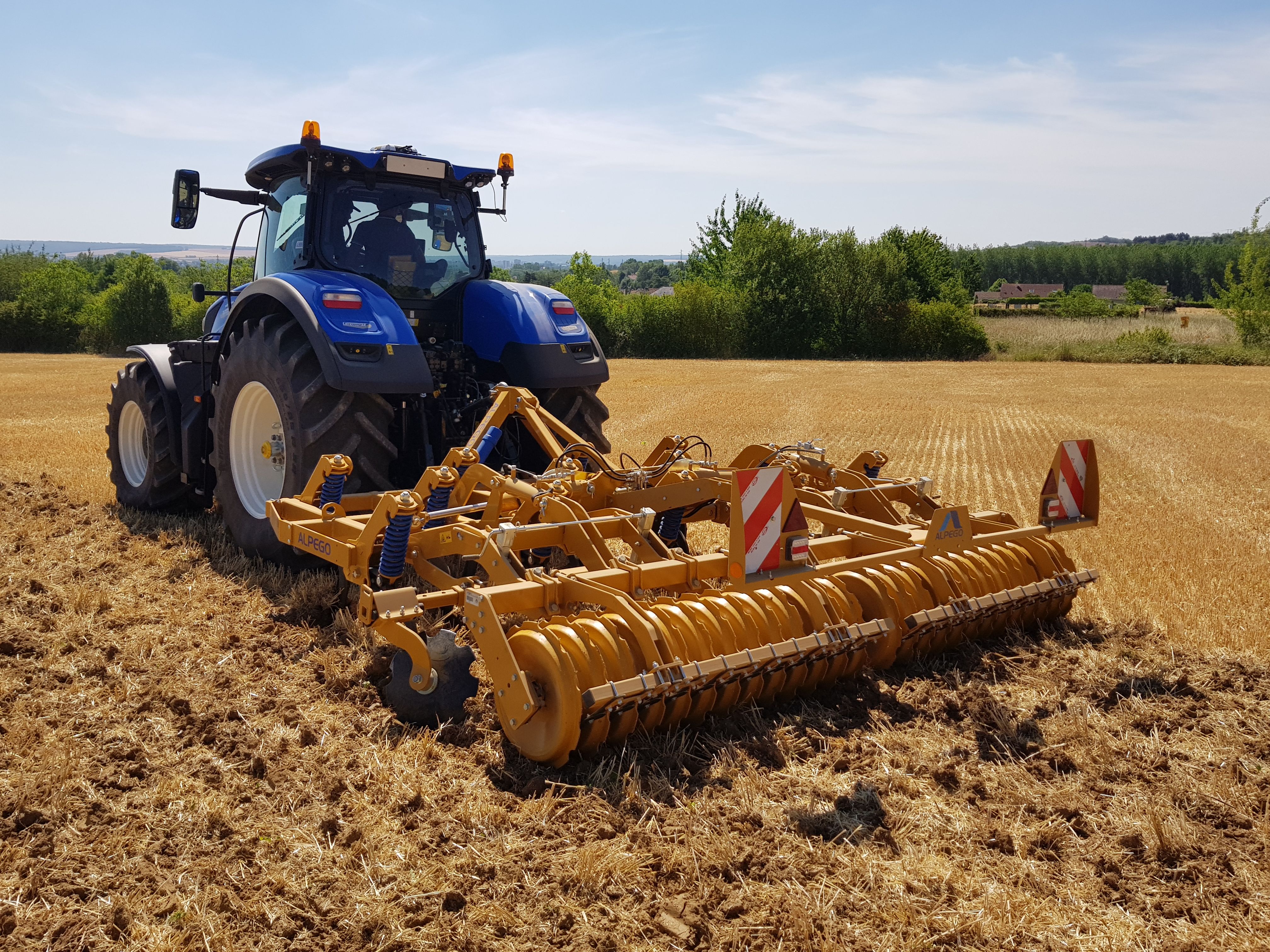 Machine agricole pour préparation du lit de semence et mélange des résidus