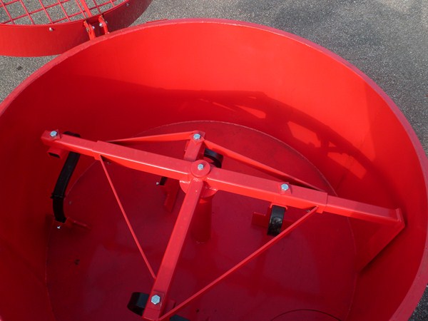 Malaxeur à béton équipé de 4 pales de brassage robustes