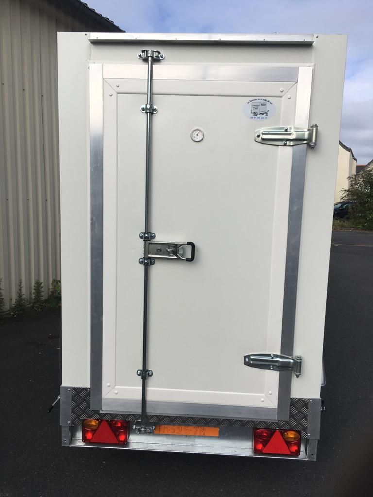 Remorque frigorifique avec panneau isolant en tôle galvanisée laquée blanche