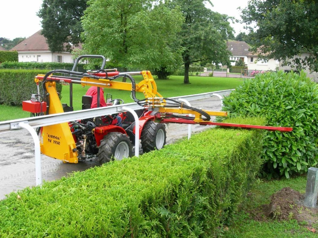 Équipement de taille-haie avec sécurité accrue grâce aux couteaux escamotables