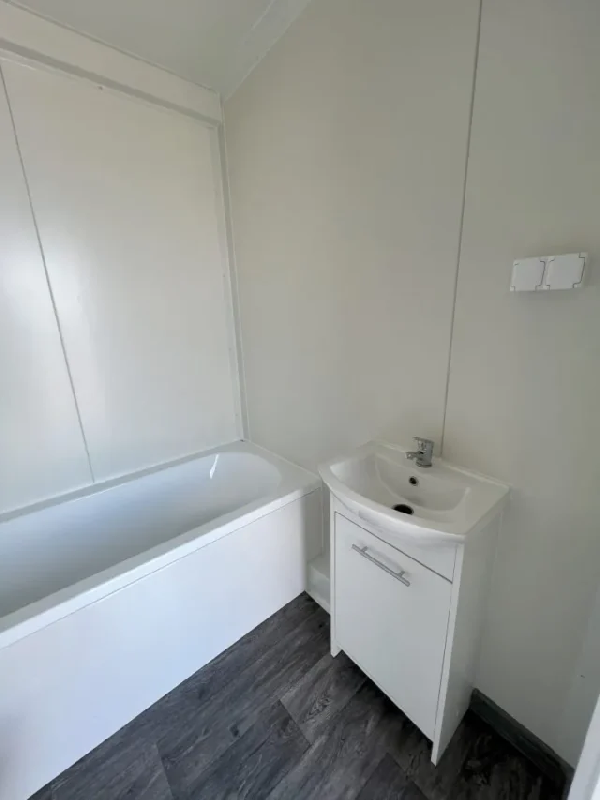 Containers aménagés - Studio de jardin isolé 21 m² avec salle de bain, bardage bois, volets roulants et isolation renforcée_3
