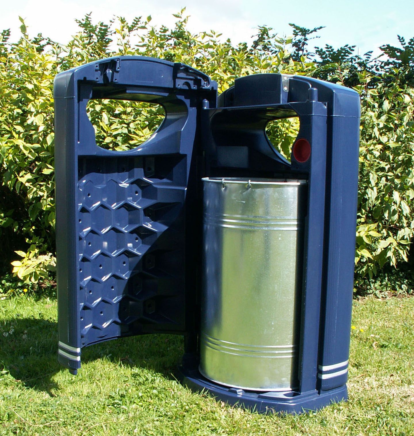 Poubelle publique en polyéthylène renforcé antivandal - 120L avec verrouillage et fixation au sol_3