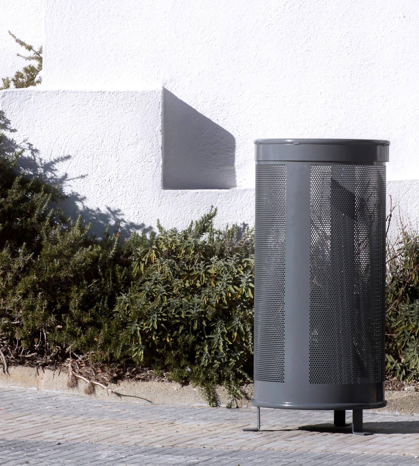 Poubelle publique Fija Aro PA620 - acier perforé avec traitement Ferrus anticorrosion_3