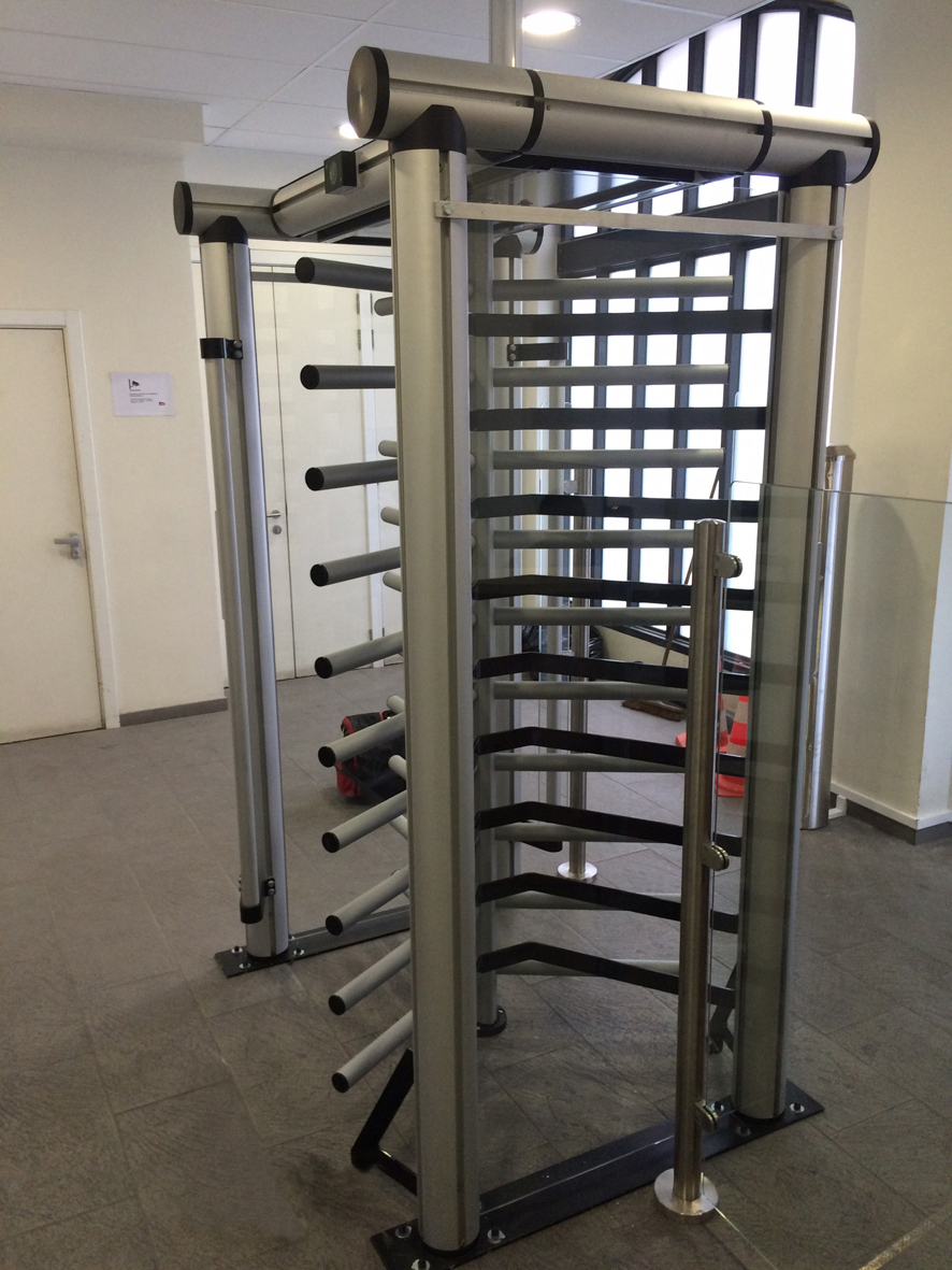 Tambour rotatif Turni-Q Vitrus - design unique en aluminium anodisé avec panneaux en verre trempé_3