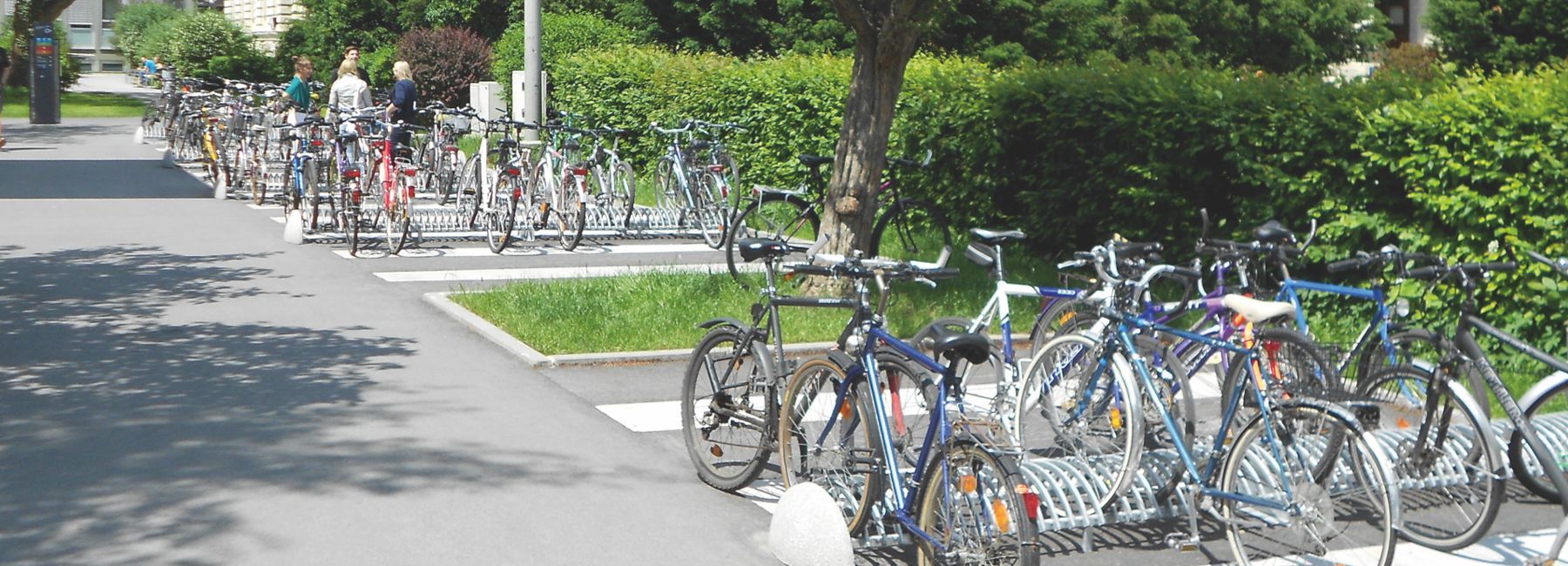 Parking à vélos droit Riccio - acier galvanisé thermolaqué avec piètements en béton ou sur platine - City design_3