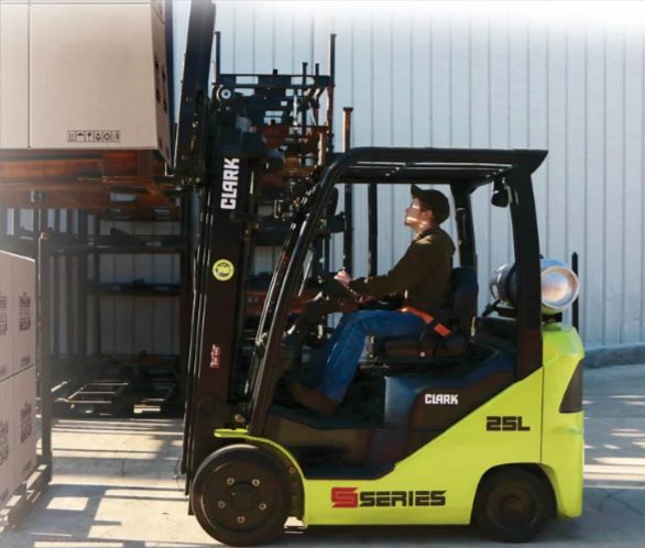 S20-32C Chariots élévateurs frontaux thermiques - Clark - Capacité 2000 à 3200 kg - Design robuste et sécurisé_3