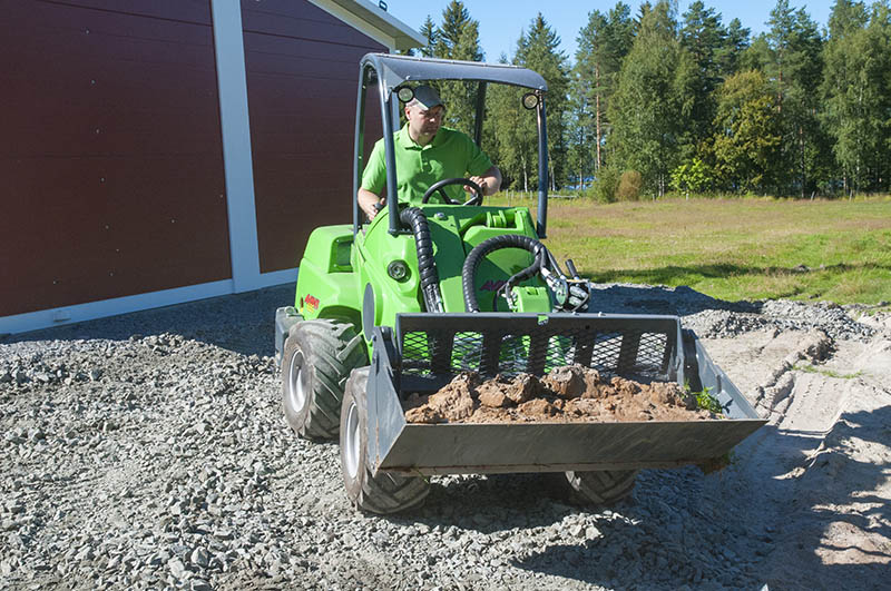 Godet 4 en 1 - polyvalent avec lame niveleuse et ouverture hydraulique_3