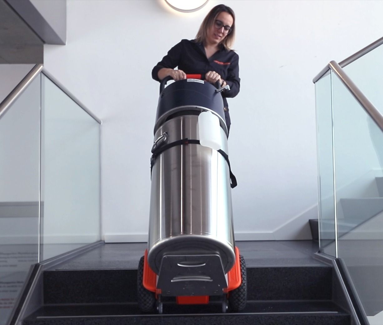 Diable pour escaliers avec chargeur 220 V et levage motorisé