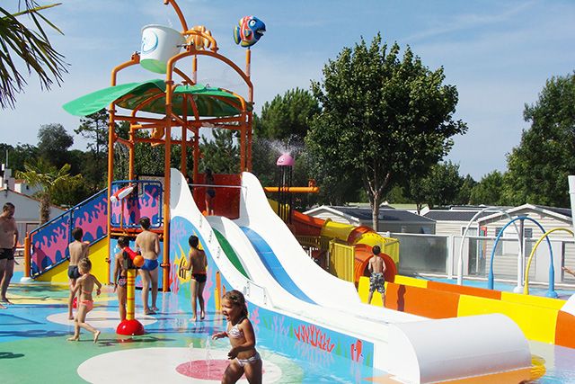 Toboggan de pataugeoire et fontaines pour zones aquatiques enfants