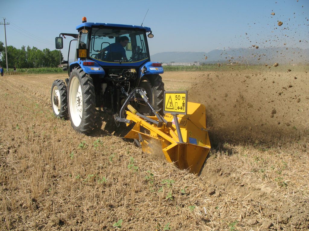 Machine agricole pour petits canaux d'irrigation et fossés de drainage
