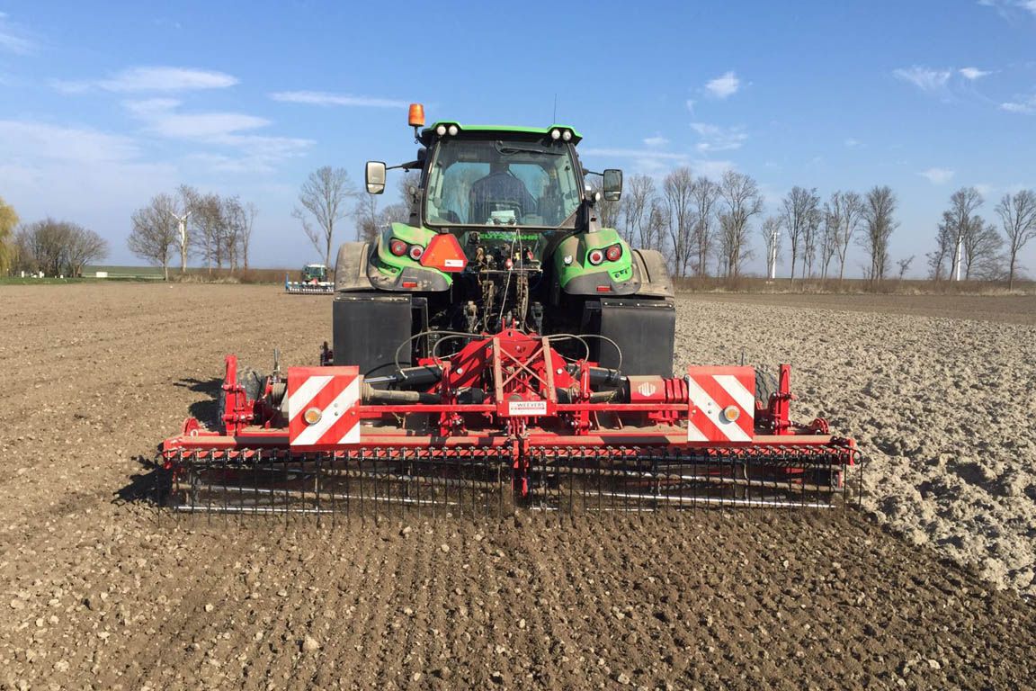 Herse rotative Roterra avec rouleau monté sur secteur flottant