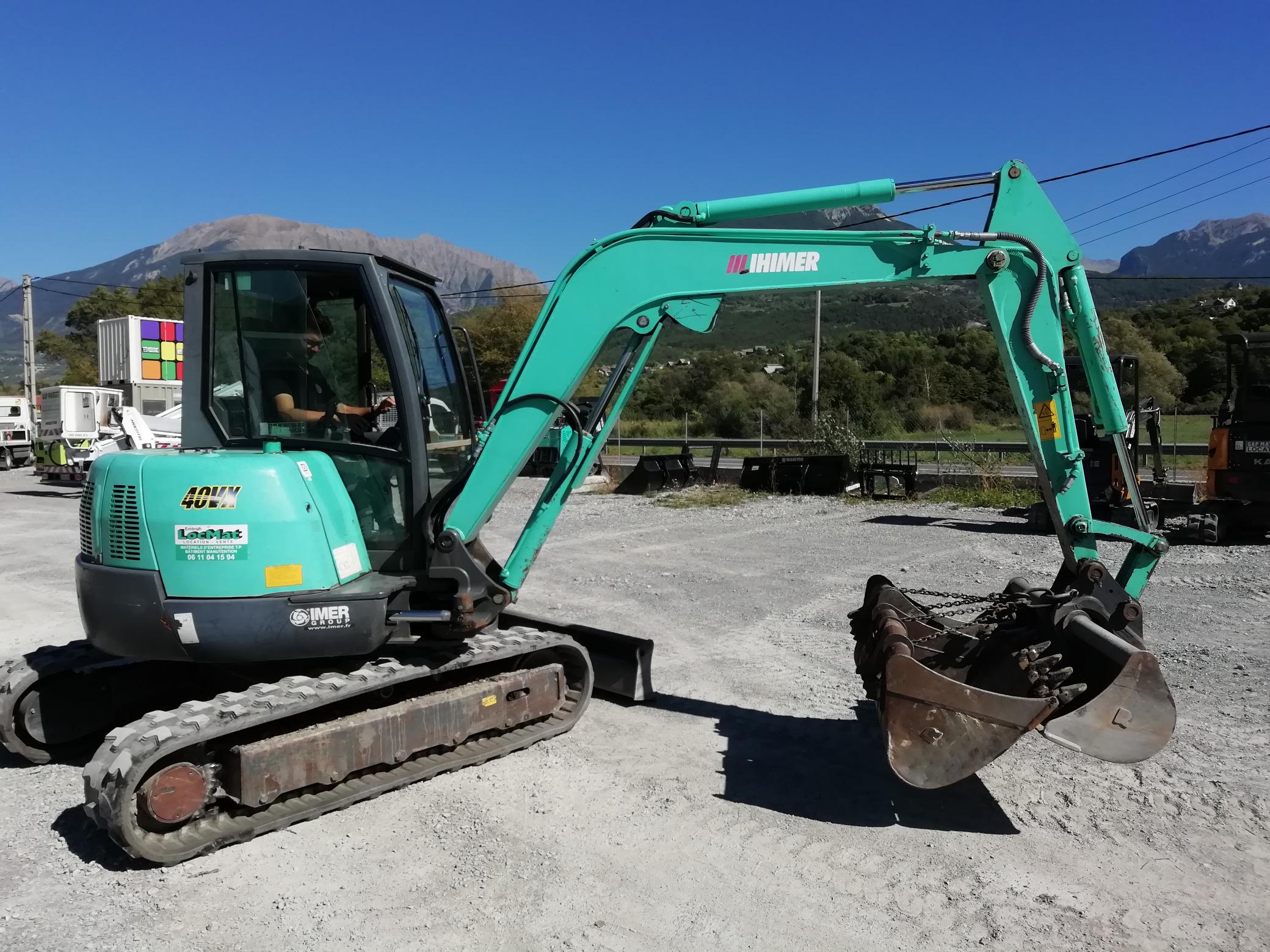 Mini-pelle avec entretien complet et trois godets