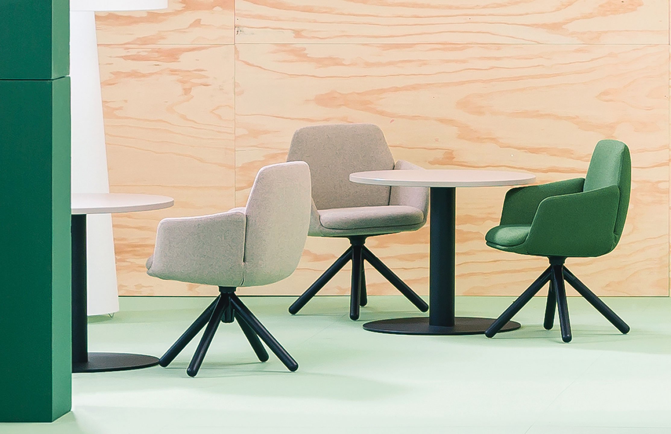 Table de réunion modulable et contemporaine pour environnements professionnels_3