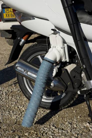Machine pour ramassage des déjections canines avec buse désinfectante