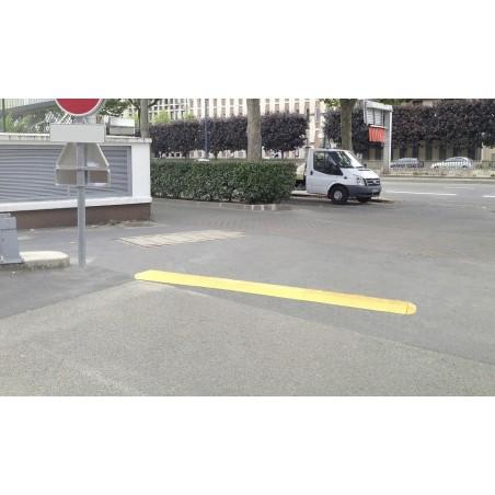 Ralentisseur monobloc acier haute visibilité - 40 T - surface striée anti-glisse - passe-câble 35mm - hauteur 50mm_3