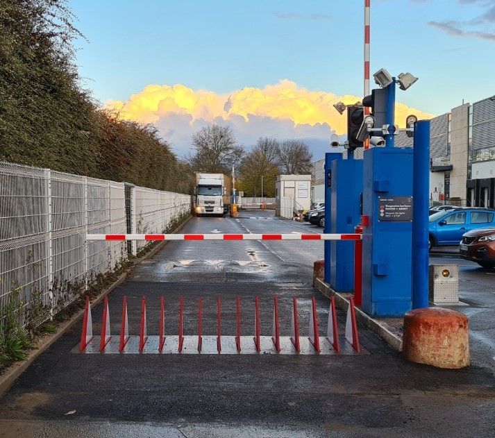 Obstacle escamotable pour blocage de véhicules non autorisés