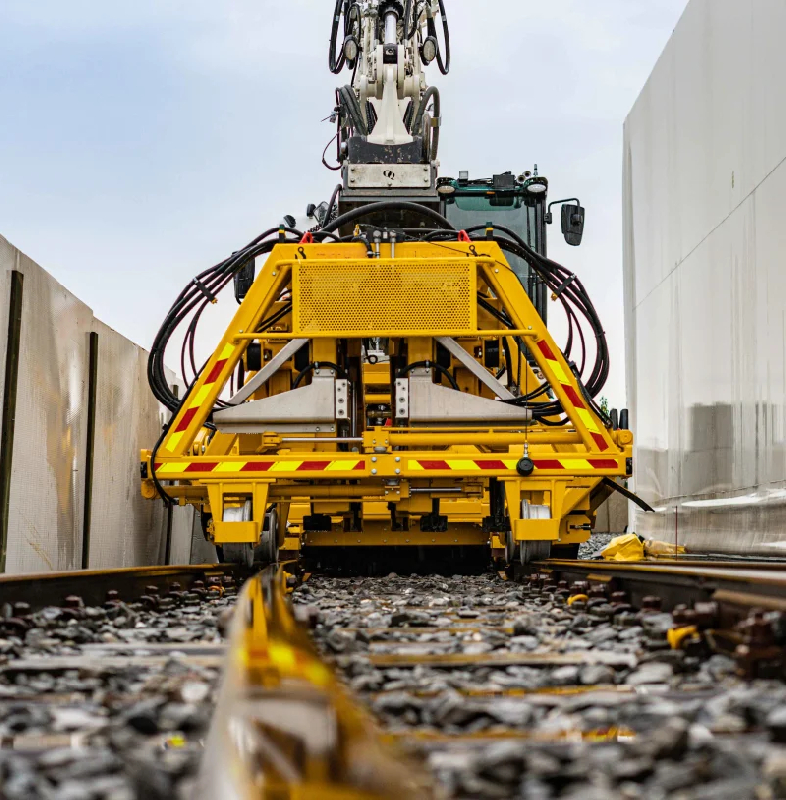 Accessoire pour pelle rail-route avec 8 pics de bourrage